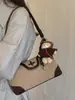 Nova bolsa de ombro color block para mulheres, bolsa transversal de ombro moderna para o dia a dia, bolsa de couro macio simples e versátil para usar sob o braço com um design de nicho de alta qualidade