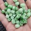 Jade Ruluotong verde esmeralda contas soltas fundo branco jade quartizito verde tubo reto coluna reta ornamentos acessórios contas de jade