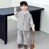 Conjunto de Moletom Masculino Primavera 2026 Novo Conjunto de Três Peças com Colete Infantil Lindo e Estiloso Roupas Listradas Masculinas Primavera e Outono