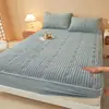 Saia de cama acolchoada de veludo cristal Classe A bordado duplo C quente de veludo curto cobertura de cama acolchoada protetor de colchão saia de cama semi-coberta de veludo de leite