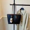 Bolsa de ombro feminina de grande capacidade, estilosa, simples e elegante, nova versão coreana da temporada 2026, bolsa tote transversal para o dia a dia, debaixo do braço, para viagens internacionais