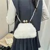 Bolsa transversal de pelúcia felpuda vintage para outono e inverno para mulheres, novo modelo 2026, bolsa de mão concha com fecho de corrente de pérolas