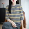 Top de punto versátil con rayas de letras en la solapa y mangas de tres cuartos, bordado, diseño suelto casual, 100% lana