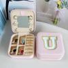 [Caja de Joyería Espejo con Letras Bordadas] Caja de Joyería con Letras del Alfabeto (26) Espejo Simple para Joyería Portátil para Viajes Venta Caliente