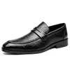 Sapatos masculinos casuais de couro slip-on para negócios, sapatos derby versáteis e estilosos, design clássico de cano baixo, disponíveis em tamanhos grandes, entrega direta disponível