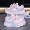 Tênis de velcro para meninas, estilo primavera e outono, sapatos casuais de princesa com laço rosa, sapatos brancos de sola macia, tênis esportivos infantis