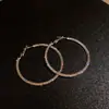 Brincos Argola Redondos com Letras Lisas Agulha de Prata, Estilo Minimalista, Simples e Modernos, Brincos Versáteis, Luxo Leve e Sensação de Alta Qualidade