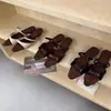 Sandalias abiertas de tacón bajo estilo francés Chuyuji para mujer, nuevas sandalias versátiles de tacón bajo para el verano 2026
