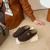 Novas Meias Pantufas Meio Sapato Outono 2026 Retro Couro Macio Fosco Fivela Bico Aberto Uso Externo Solado Macio Antiderrapante Confortáveis