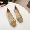 Novos Sapatos Femininos Estilo Francês Primavera/Verão 2026 com Solas Macias, Solas Planas, Strass, Pérolas, Sapatos de Salto Baixo Gentis e Versáteis para Comércio Transfronteiriço