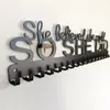Silueta de Letra de Metal Así Que Ella Hizo Gancho para Medalla de Planchar Medalla Acero Inoxidable Estante de Exhibición Estante de Almacenamiento Creativo