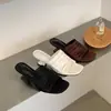 Sandálias Rasteirinhas Plissadas de Salto Grosso Estilo Coreano para Uso Externo no Verão Feminino 2026 Novo Design Sandálias de Encaixe com Salto Alto Sandálias Francesas Femininas