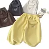 2026 Ropa Infantil Pantalones Deportivos para Niños Ropa de Otoño Pantalones Unisex para Niños y Niñas Versátiles Beige Largos Modernos Casuales Comercio Exterior