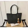 Bolso tote grande moderno y elegante para mujer, perfecto para el comercio internacional, con un diseño minimalista, textura de alta calidad y funcionalidad versátil. Es un bolso de hombro o se puede llevar debajo del brazo.
