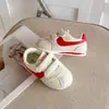 Zapatillas de entrenamiento alemanas de moda para niños 2026 primavera y otoño nuevas versión coreana zapatillas versátiles de retazos para niñas y niños con suelas blandas para uso en exteriores
