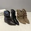Novas Botas Curtas Versáteis com Salto Escondido Moda Feminina Botas de Cano Curto Europeias Americanas Botas de Outono franzidas plissadas bico fino 2026 Tecido