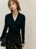 [Experiência Luxuosa] Suéter de malha com decote V cruzado, simples e estiloso, feito de lã merino ultrafina para mulheres
