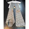 Calça jeans de corte solto, com estampa de estrelas, efeito desgastado e lavado, design único, estilo hiphop americano, perna reta, levemente alargada.