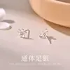 Aretes de Flor de Plata Pura S999 Estilo Coreano para Mujer, Diseño Único con Incrustación de Diamante Hueco, Aretes Frescos y Elegantes con Cierre de Rosca