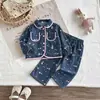 Nova coleção de outono 2026 para meninas: conjunto estiloso de calça e top jeans com blocos de cor, barra com babados e estampa, um conjunto jeans de duas peças