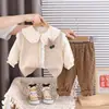 Conjunto para Meninas Roupas de Outono 2025 Novo Estilo Bebê Cardigan de Renda Colete Conjunto Casual de Três Peças para Crianças Primavera e Outono