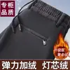 Calças retas de veludo cotelê espessado para homens de meia-idade, com acabamento em veludo dourado, cintura elástica e design listrado, disponíveis em tamanhos grandes