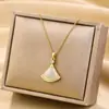Collar de Acero de Titanio de Venta Caliente Transfronterizo para Mujer, Collar de Acero de Titanio Estilo Ins de Lujo Ligero con Colgante en Forma de Abanico de Nácar Blanco
