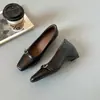Sapatos Mary Jane retrô estilo francês com bico quadrado para mulheres, sapatos de salto grosso de sola rasa, sapatos versáteis para o dia a dia, sapatos de salto baixo em couro macio