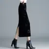 Saia de Veludo Dourado Embossado para Mulheres Nova Moda Outono e Inverno 2025 Saia Elegante Justa ao Corpo Saia de Um Passo de Comprimento Médio