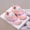 Sapatos Femininos 2026 Novo Estilo de Verão Tênis Princess Dad com Malha Respirável e Fivela Giratória para Crianças Maiores