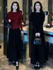 Conjunto de saia e suéter de tricô fashion para mulheres, novo estilo outono e inverno, suéter tipo capa com gola redonda e saia, conjunto de duas peças elegante e que afina a silhueta com pedraria
