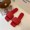 Chinelos femininos, coleção de verão 2020, design de tira única trançada, leves, adequados para uso externo, disponíveis em tamanhos grandes, sandálias de praia preguiçosas estilo coreano, atacado