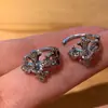 [Loohaha] Clip de Oreja de Cruz de Diamante Azul para Mujeres Sin Perforaciones, Diseño de Nicho, Estilo Dulce y Fresco, Ear Cuff con Brillo Deslumbrante