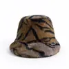 2026 Novo Chapéu de Balde Listrado de Tigre de Pelúcia Faux Mink Outono Inverno Quente Proteção para Orelhas Chapéu Bacia Moda Versátil Chapéu Feminino