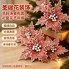 Suministrados directamente por fabricantes de comercio exterior, estos son adornos navideños florales transfronterizos, que incluyen tela de terciopelo con forma de copo de nieve, flores artificiales y cabezas de flores de tela.