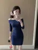 Vestido casual elegante de cor sólida, ombro único, franzido, manga três quartos para mulheres, outono, sexy, acinturado, bodycon, curto, atacado transfronteiriço