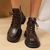 Novas botas femininas de outono e inverno, botas estilo Martin, botinhas, botins de bico quadrado, tamanhos grandes, 2026 versáteis com sola grossa, moda britânica, botas que aumentam a altura