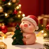 Porco de Natal Segurando Enfeite de Árvore de Natal Artesanato em Resina Decoração de Mesa de Natal Presente