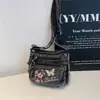 Bolsa Quadrada Pequena Minimalista Fashion e Única Modelo Novo Verão 2026 Porta-Moedas e Celular Bolsa Transversal de Brim Bordada de Alto Valor