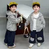 Conjunto Listrado Masculino Primavera e Outono 2026 Novo Estilo Coreano Conjunto de Duas Peças Estiloso e Moderno para Crianças Roupas de Bebê para Meninos