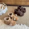 Invierno 2026 Nuevo Estilo Moda para Niñas Botines Cortos con Pompón Estilo Coreano Moda Zapatos Cálidos de Algodón Botas Birkenstock para Niños Venta al por Mayor