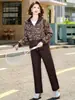 Conjunto casual de otoño para mamá, un atuendo elegante y moderno para mujeres de mediana edad este año, que ofrece un look juvenil y disponible en tallas grandes como un conjunto deportivo.