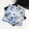 Lenço Quadrado de Cetim Magnólia Fresco e Artístico, Lenço Pequeno de Seda Versátil e Elegante para Mulheres, Novo Estilo Primavera e Verão com Venda por Atacado de Lenços Pequenos