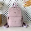Nova mochila de nylon elegante e minimalista para mulheres, com grande capacidade, design leve e adequada para o trajeto diário, escola e uso casual