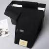 Jeans casuales elásticos de corte recto ajustado para hombre de primavera y otoño, cómodos y versátiles, adecuados para hombres jóvenes y de mediana edad, pantalones de hombre de color marrón oscuro