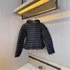 Chamarra ligera de plumón Moncler m-brand con cuello de piel, corte ajustado, para mujer, estilo corto, cuerpo acanalado ajustado, engrosada, cálida, casual