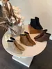 Botas Curtas de Salto Agulha com Bico Quadrado, Estilo Europeu e Americano, Design de Moda em Camurça Pregueada, Novo Estilo Outono/Inverno 2026