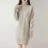Nuevo modelo de primavera, suéter vestido base de siete puntos 100% lana, cuello alto, corte ajustado, vestido de punto suave y acogedor de longitud media, estilo coreano