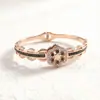 Nova Pulseira de Aço Titânio com Preço Especial para Mulheres em Formato de C Fashionável com Diamantes Resistente à Cor Alta Qualidade Joia para Melhor Amiga