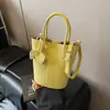 Bolso de Mano Pequeño de Moda para Mujer, Nuevo Bolso Cruzado Versátil de Tendencia para el Verano 2026 con un Acabado de Alta Gama, Bolso de Mano Tipo Cubo